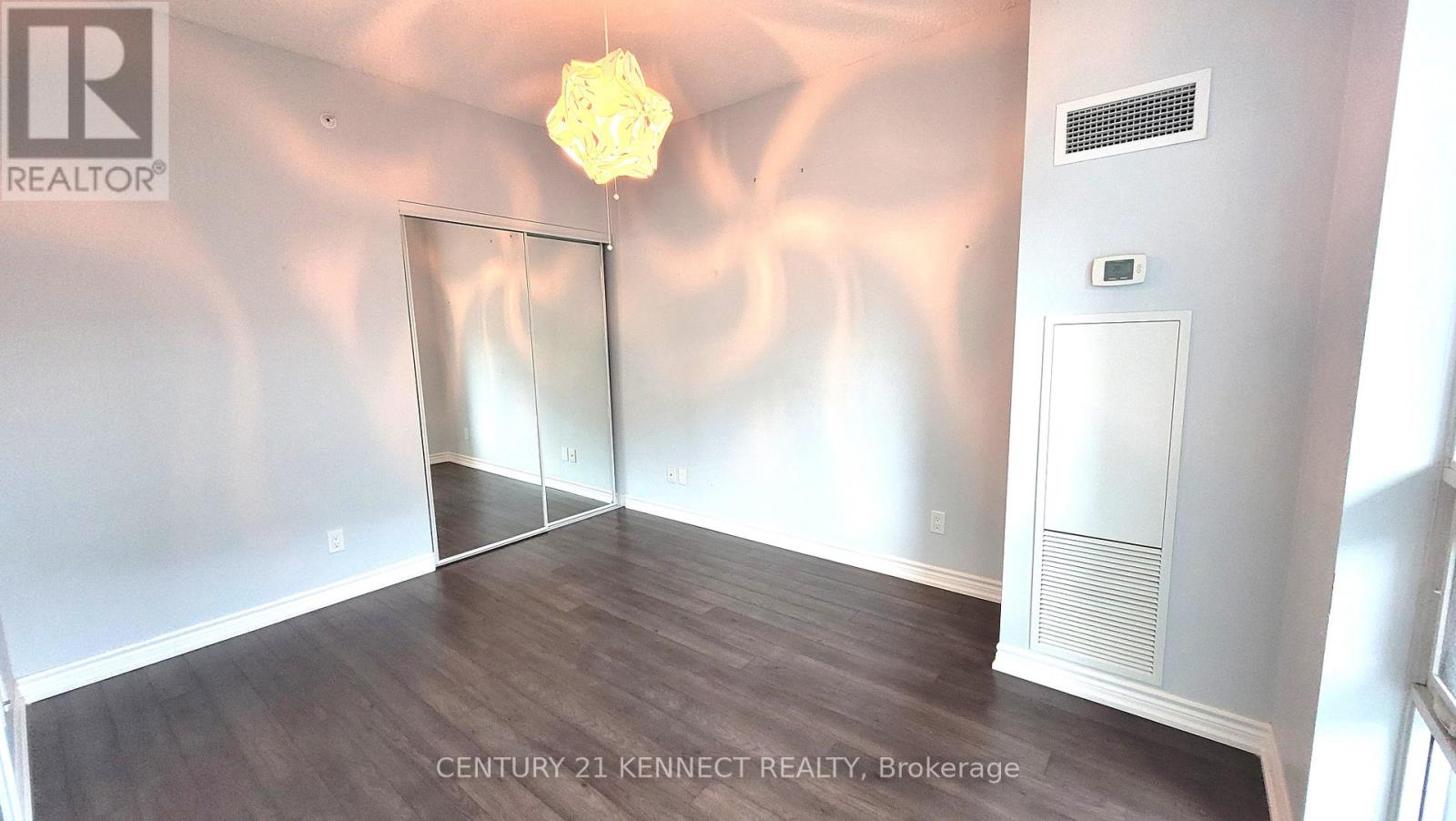 1015 - 15 James Finlay Way, Toronto, Ontario  M3M 0B3 - Photo 8 - W12405237