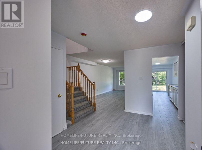 6 Pickett Crescent, Barrie, Ontario  L4N 8B8 - Photo 4 - S12417791