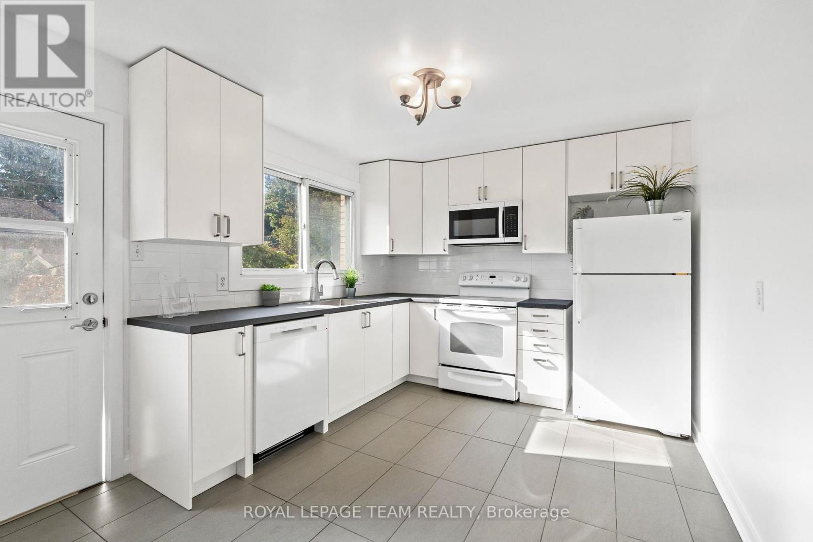 1308 Summerville Avenue, Ottawa, Ontario  K1Z 8G8 - Photo 14 - X12417868