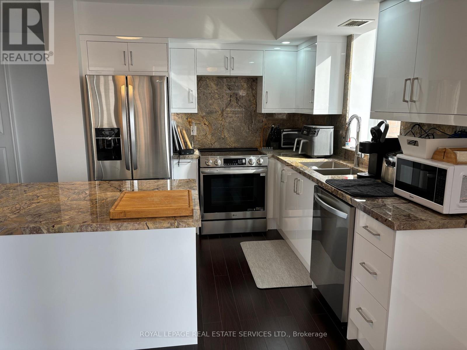 1210 - 5229 Dundas Street W, Toronto, Ontario  M9B 6L9 - Photo 7 - W12417869