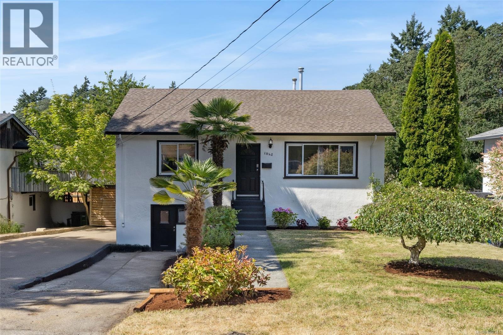 1042 Lodge Ave, Saanich, British Columbia