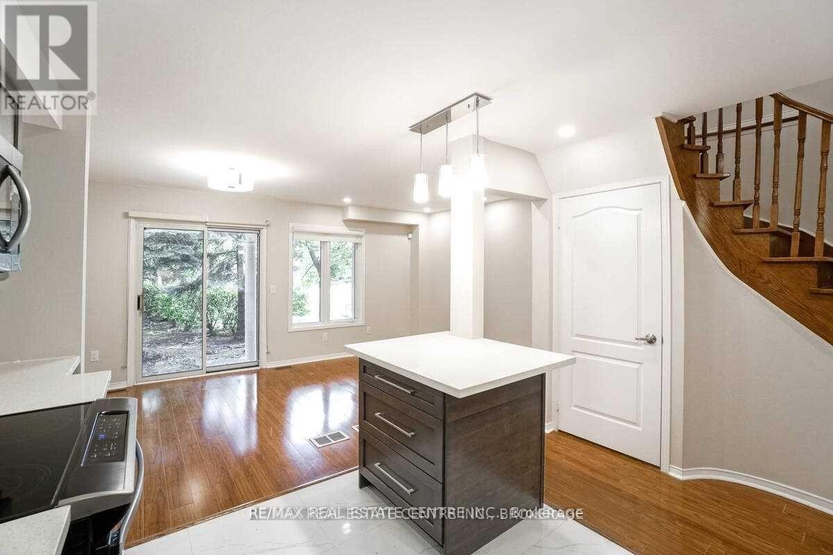 92 - 833 Scollard Court, Mississauga, Ontario  L5V 2B4 - Photo 7 - W12417885