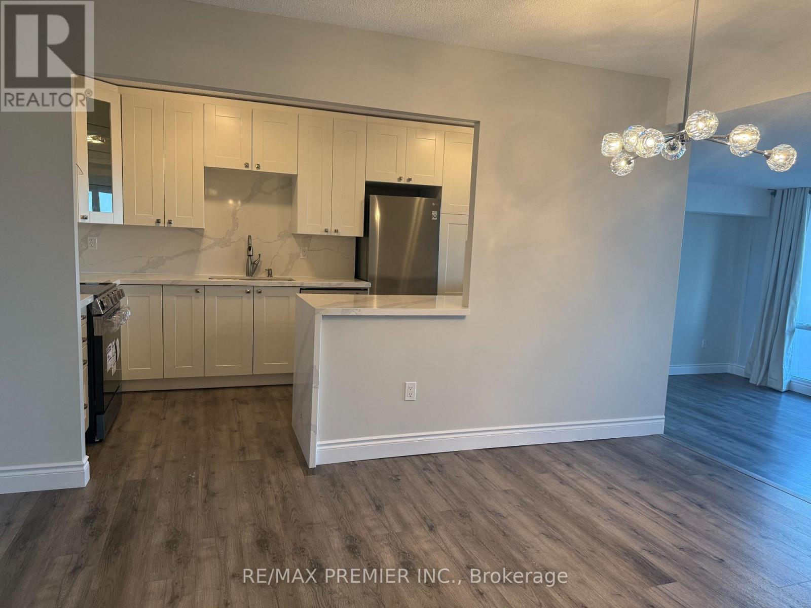 1105 - 260 Scarlett Road, Toronto, Ontario  M6N 4X6 - Photo 4 - W12417896