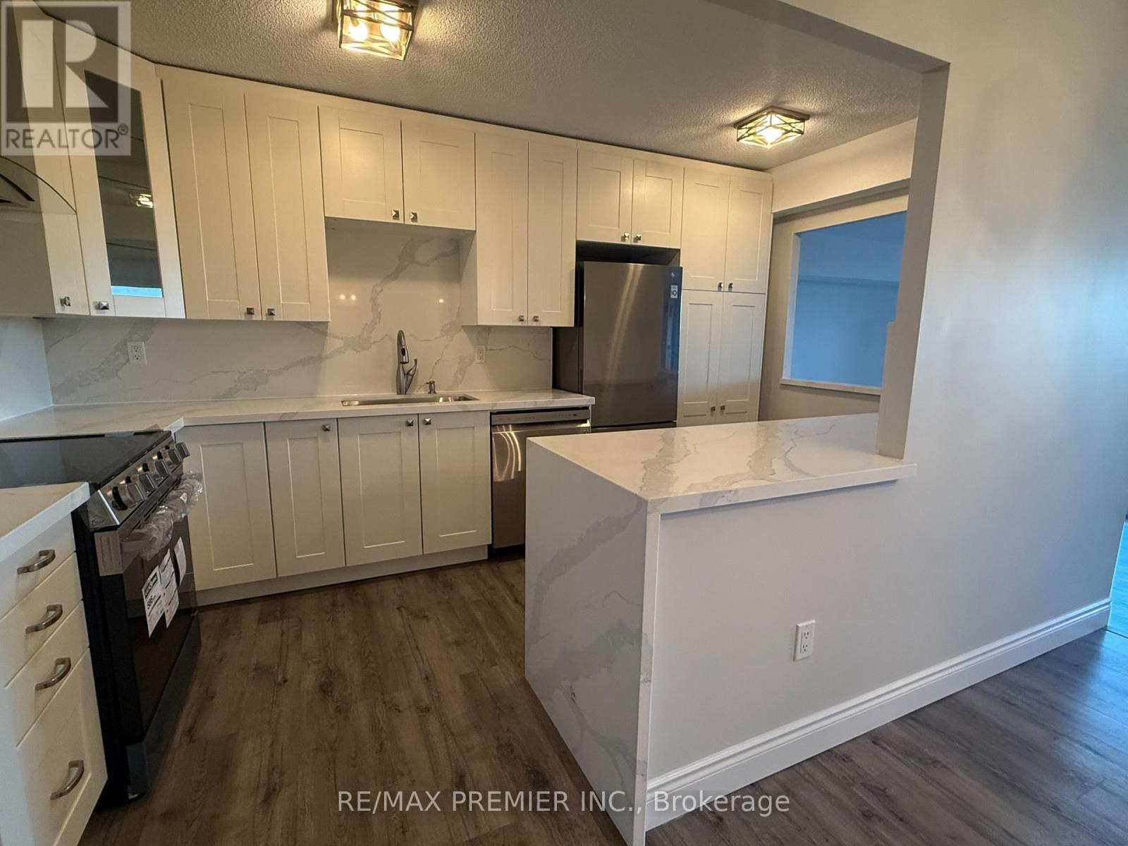 1105 - 260 Scarlett Road, Toronto, Ontario  M6N 4X6 - Photo 5 - W12417896