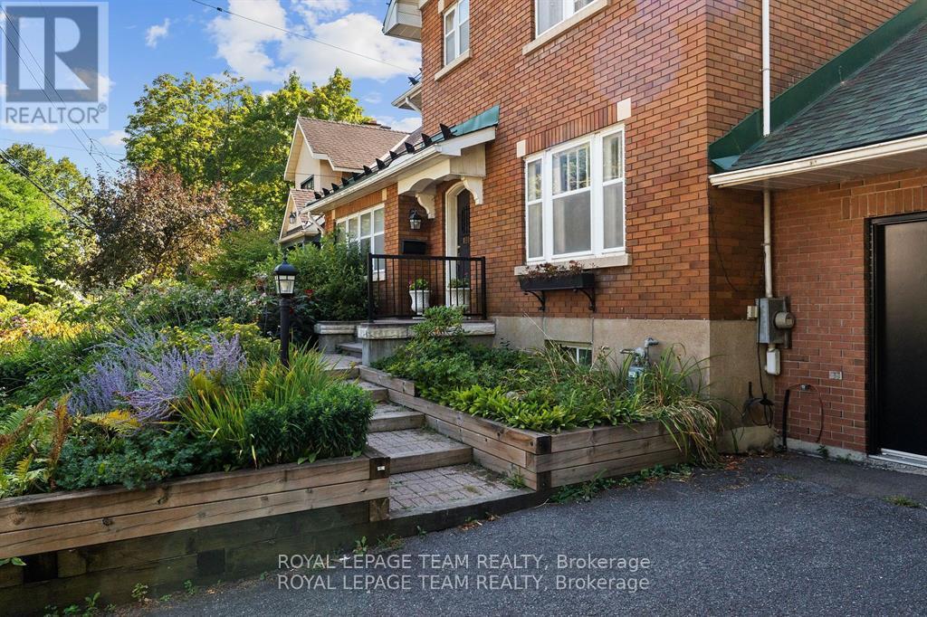 131 Acacia Avenue, Ottawa, Ontario  K1M 0R2 - Photo 2 - X12417899