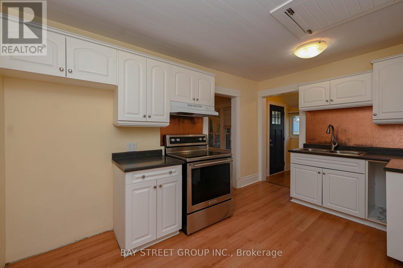 4 Haig Street, St. Catharines, Ontario  L2R 6K7 - Photo 10 - X12416399