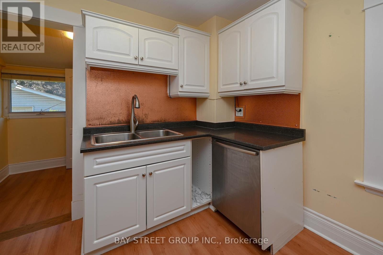 4 Haig Street, St. Catharines, Ontario  L2R 6K7 - Photo 12 - X12416399