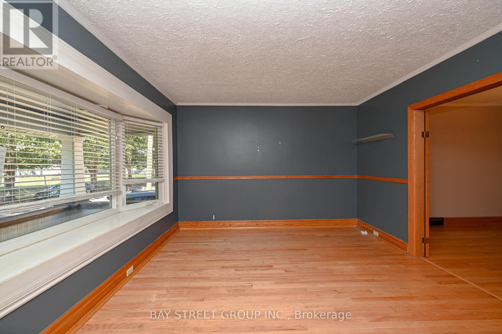 4 Haig Street, St. Catharines, Ontario  L2R 6K7 - Photo 4 - X12416399