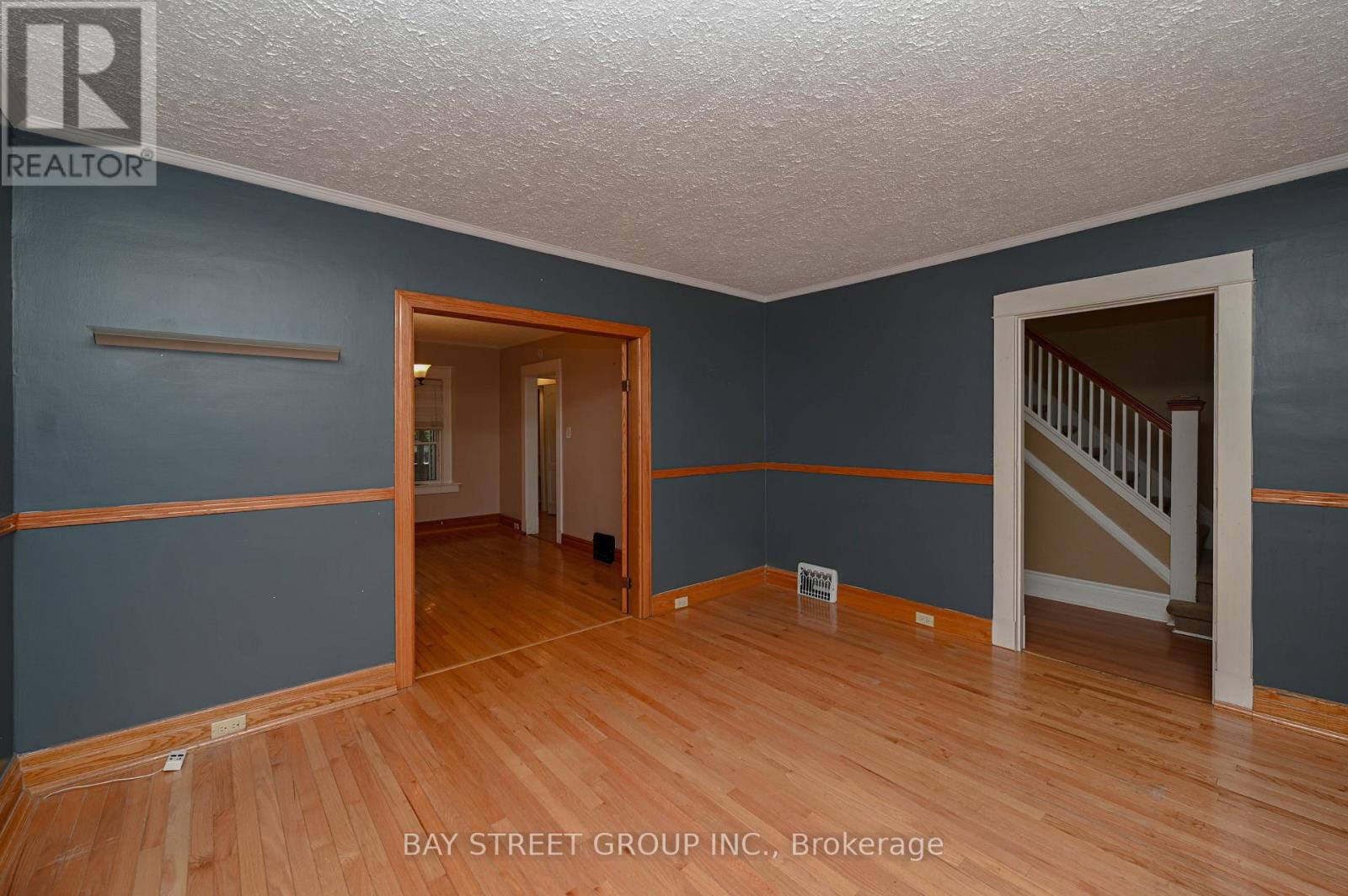 4 Haig Street, St. Catharines, Ontario  L2R 6K7 - Photo 6 - X12416399