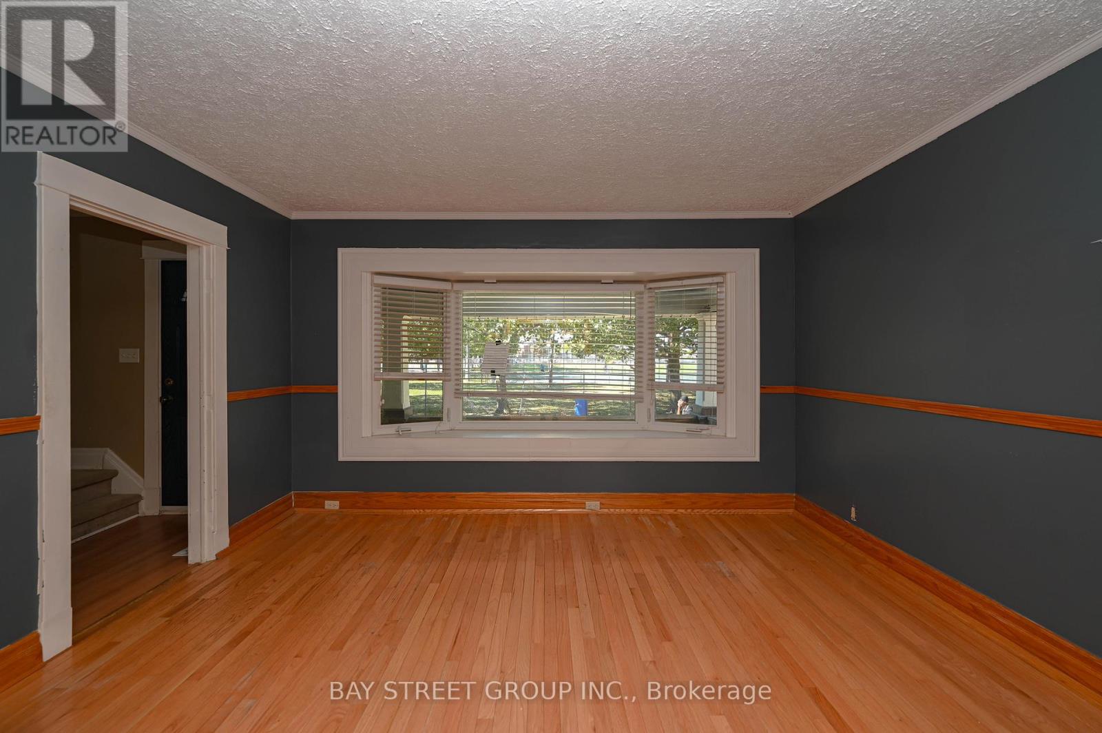 4 Haig Street, St. Catharines, Ontario  L2R 6K7 - Photo 5 - X12416399