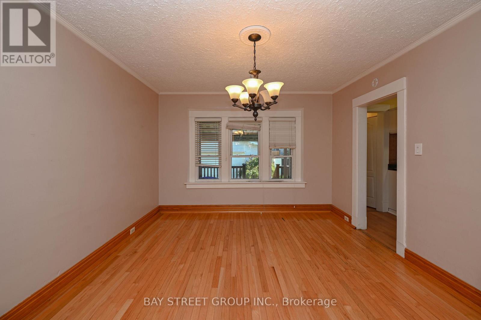 4 Haig Street, St. Catharines, Ontario  L2R 6K7 - Photo 7 - X12416399