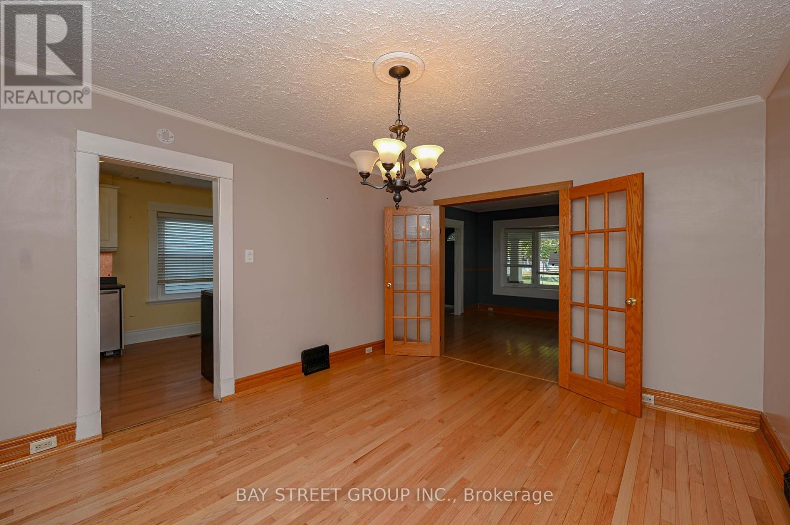 4 Haig Street, St. Catharines, Ontario  L2R 6K7 - Photo 8 - X12416399