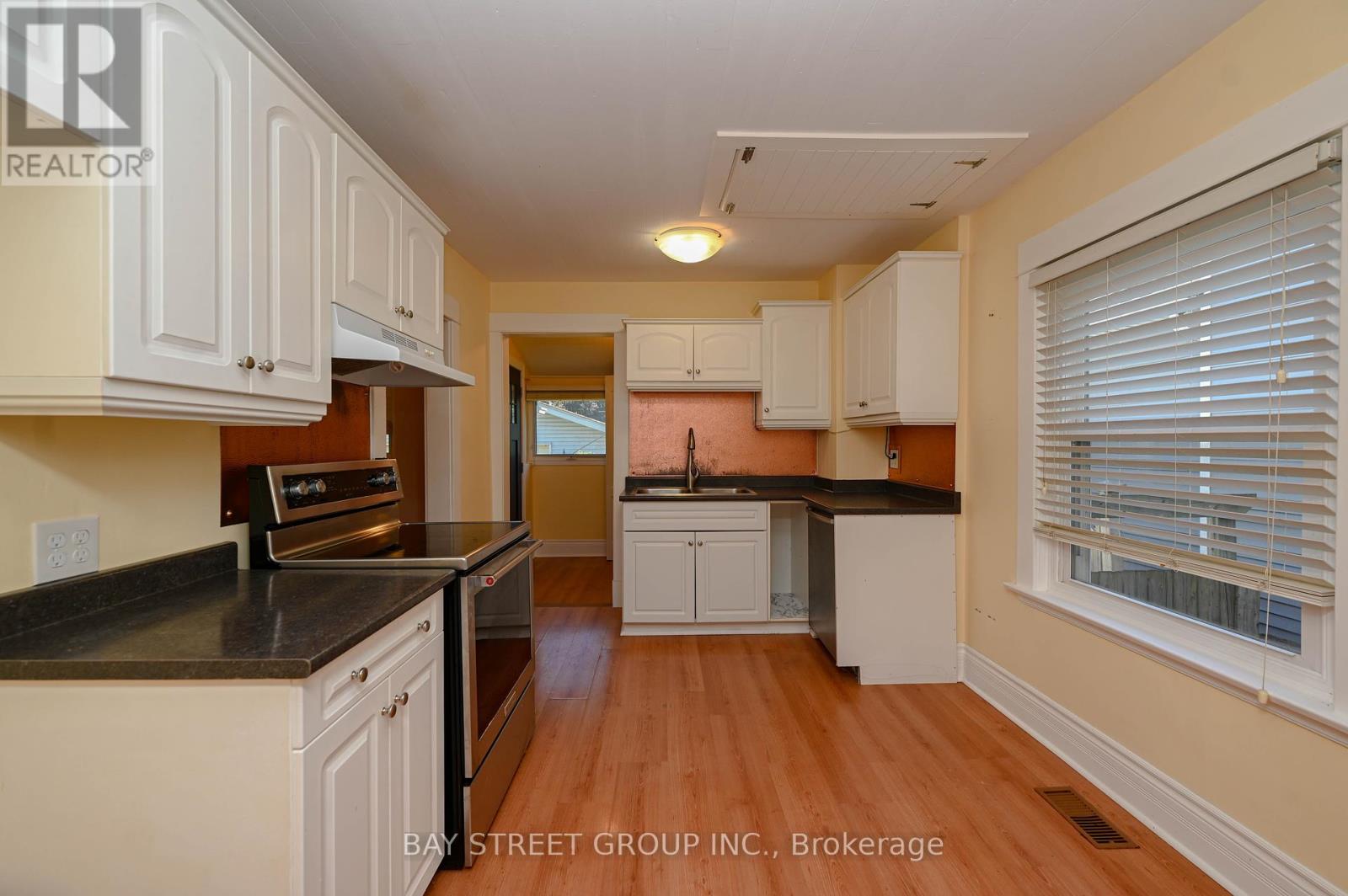 4 Haig Street, St. Catharines, Ontario  L2R 6K7 - Photo 9 - X12416399