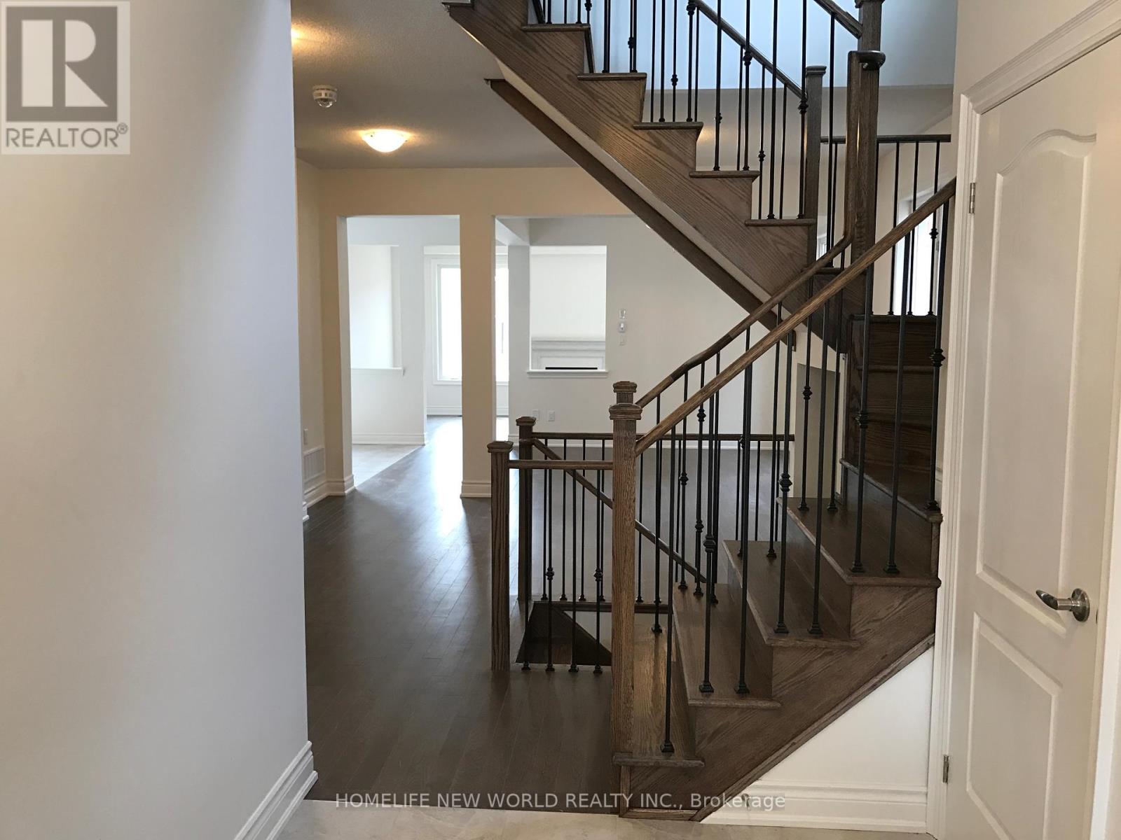 5 Larkfield Crescent, East Gwillimbury (Sharon), Ontario  L9N 0P7 - Photo 2 - N12417925