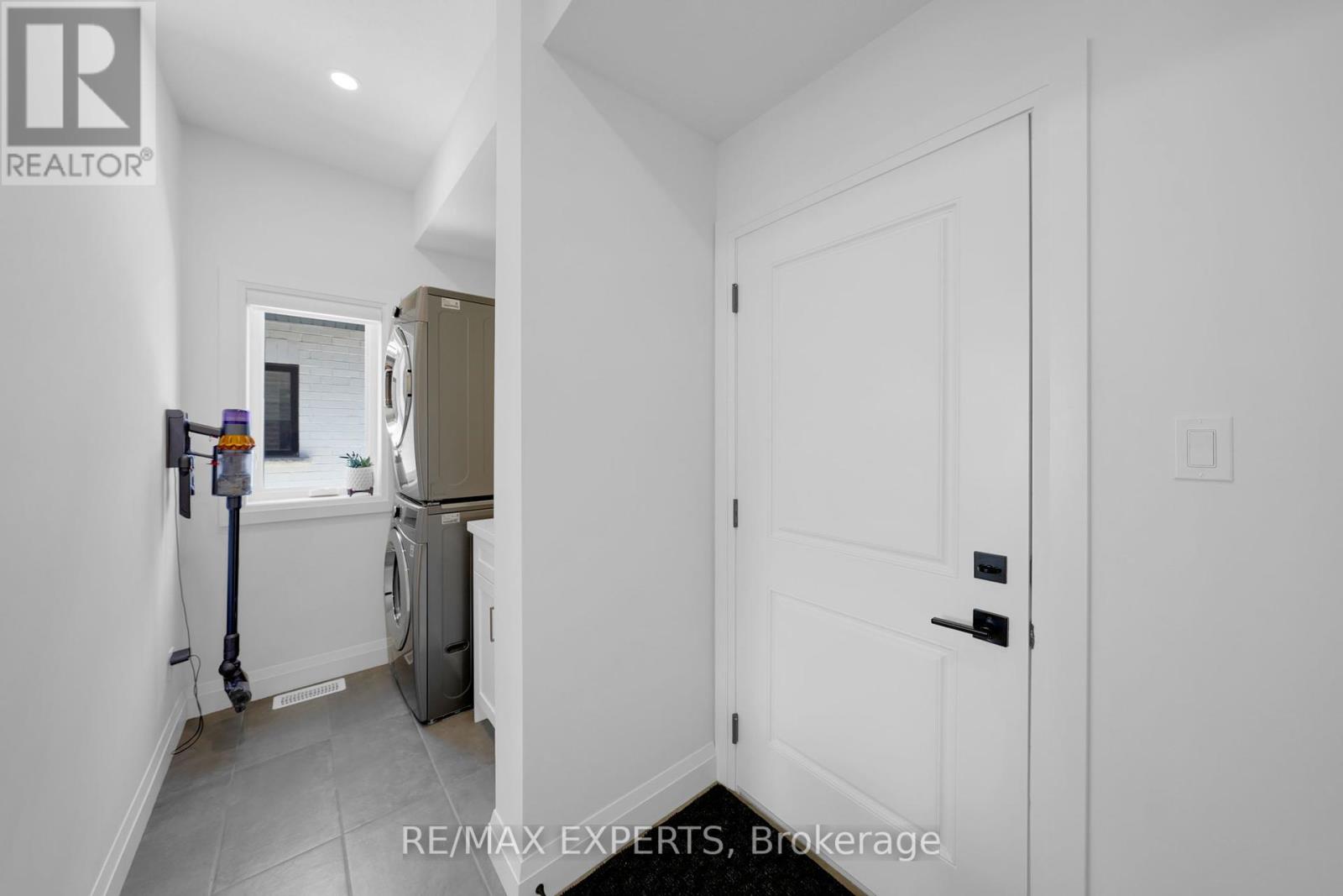 31 Carriage Crossing, Mapleton, Ontario  N0G 1P0 - Photo 23 - X12417908