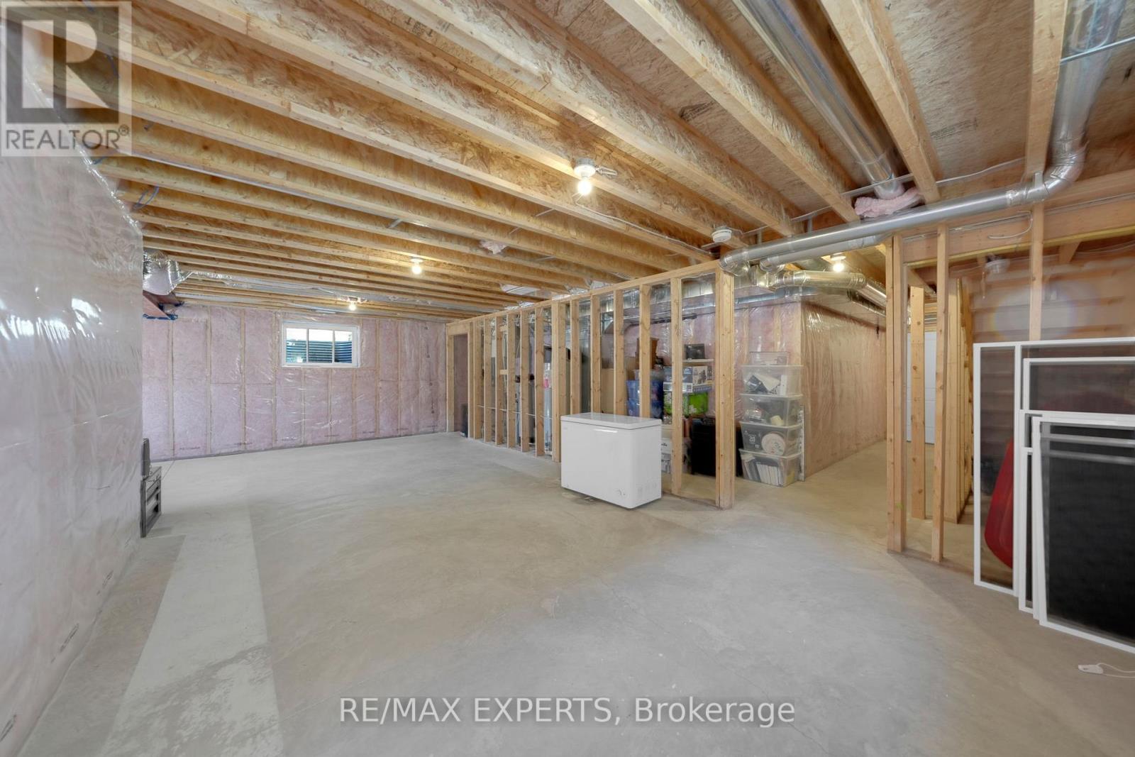 31 Carriage Crossing, Mapleton, Ontario  N0G 1P0 - Photo 40 - X12417908