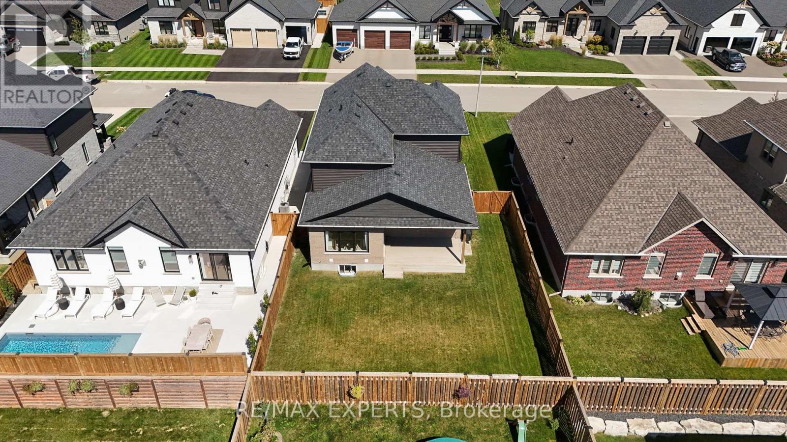 31 Carriage Crossing, Mapleton, Ontario  N0G 1P0 - Photo 43 - X12417908