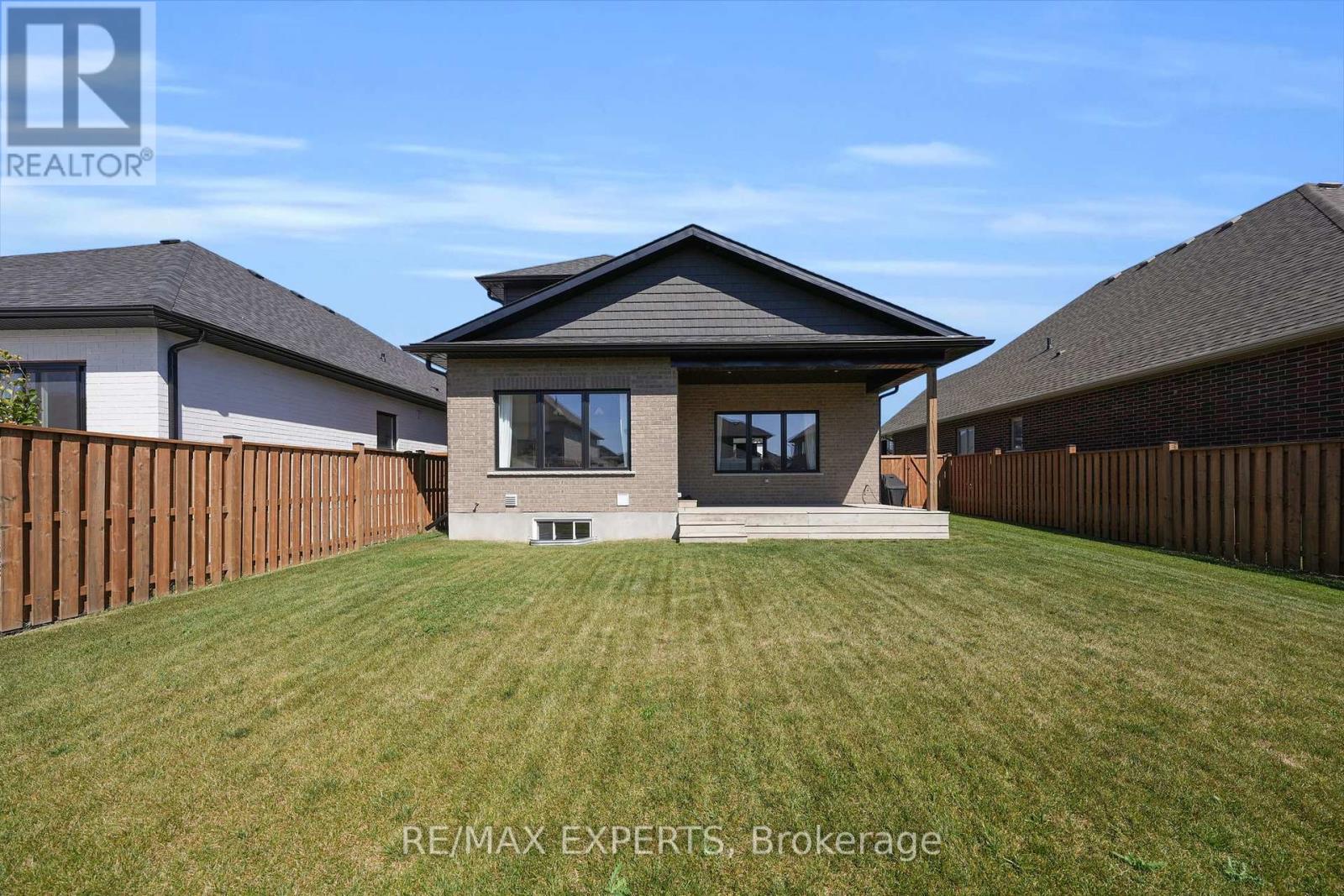 31 Carriage Crossing, Mapleton, Ontario  N0G 1P0 - Photo 44 - X12417908
