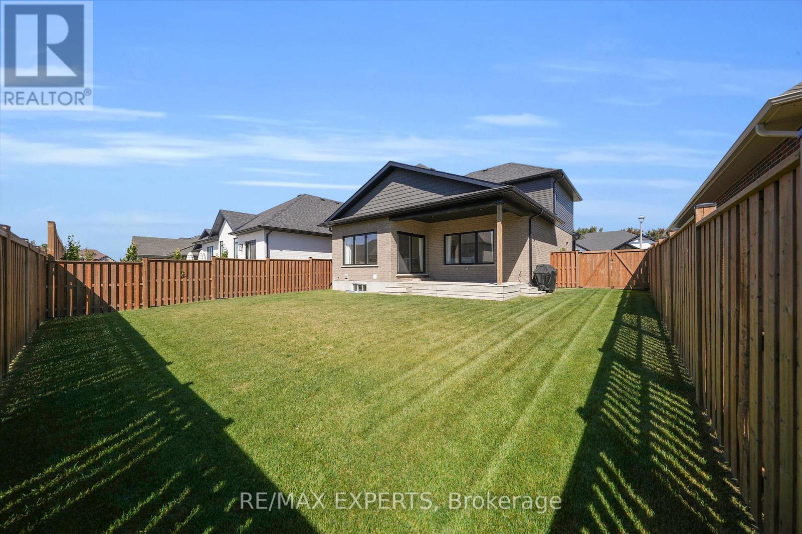 31 Carriage Crossing, Mapleton, Ontario  N0G 1P0 - Photo 45 - X12417908
