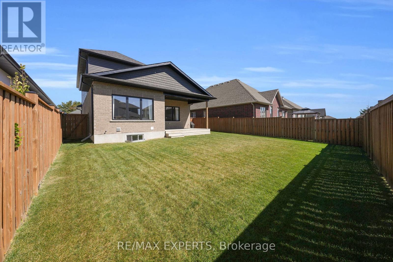 31 Carriage Crossing, Mapleton, Ontario  N0G 1P0 - Photo 46 - X12417908