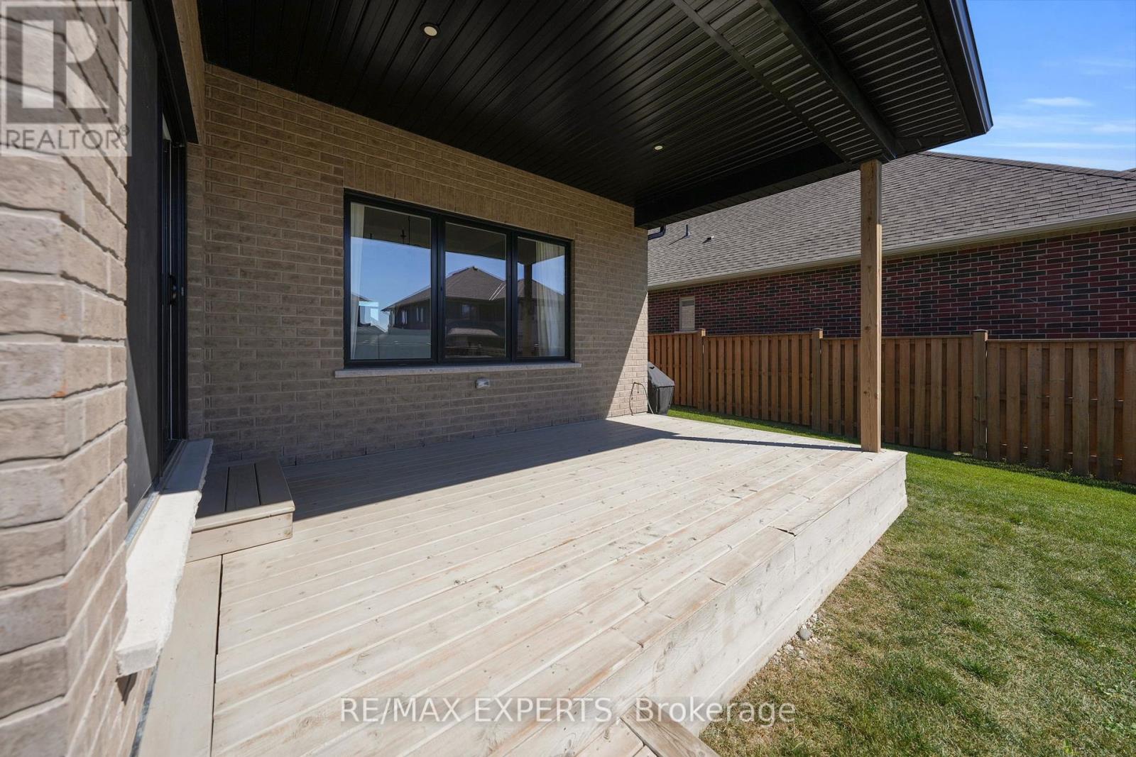 31 Carriage Crossing, Mapleton, Ontario  N0G 1P0 - Photo 49 - X12417908
