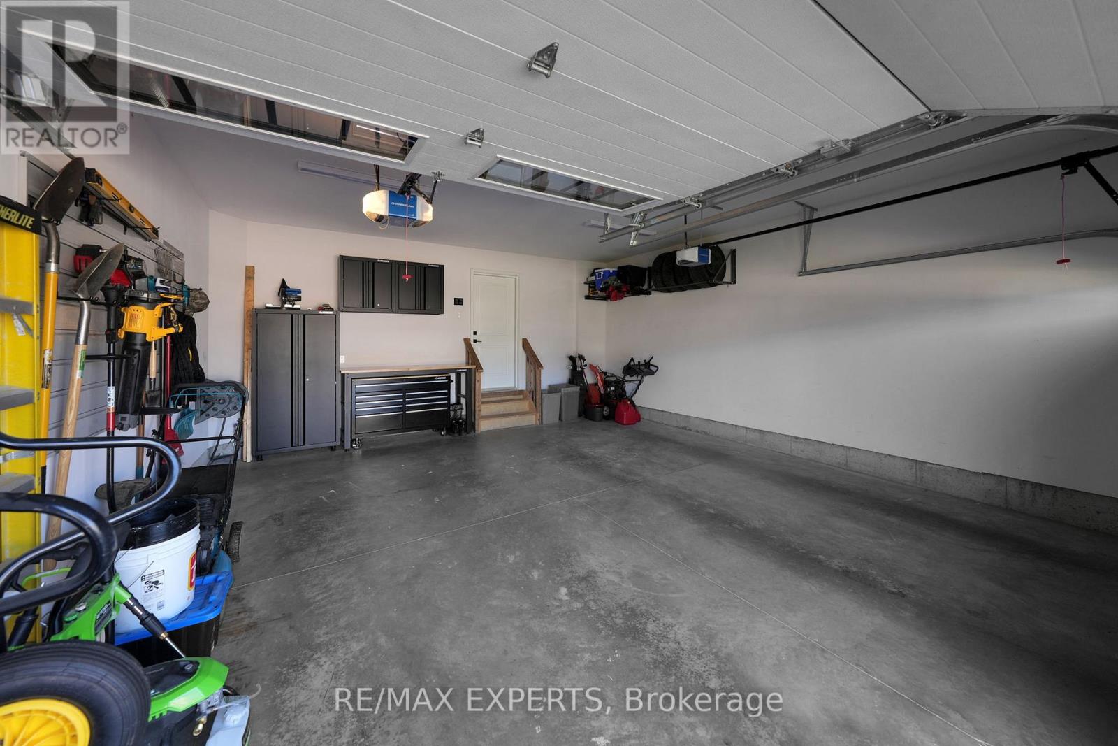 31 Carriage Crossing, Mapleton, Ontario  N0G 1P0 - Photo 50 - X12417908