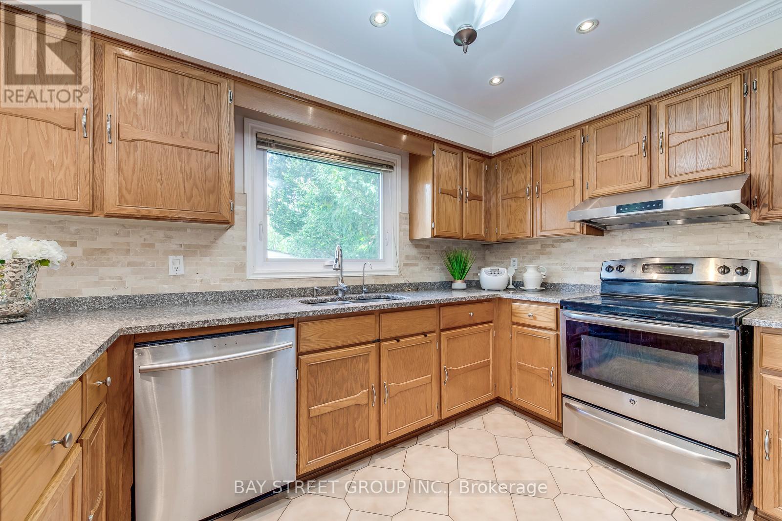 1394 Peartree Circle, Oakville, Ontario  L6M 2J1 - Photo 15 - W12417937