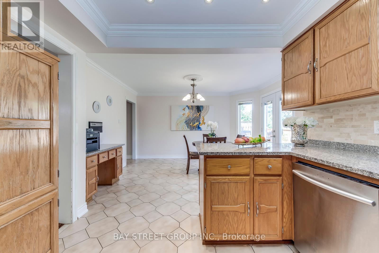 1394 Peartree Circle, Oakville, Ontario  L6M 2J1 - Photo 16 - W12417937