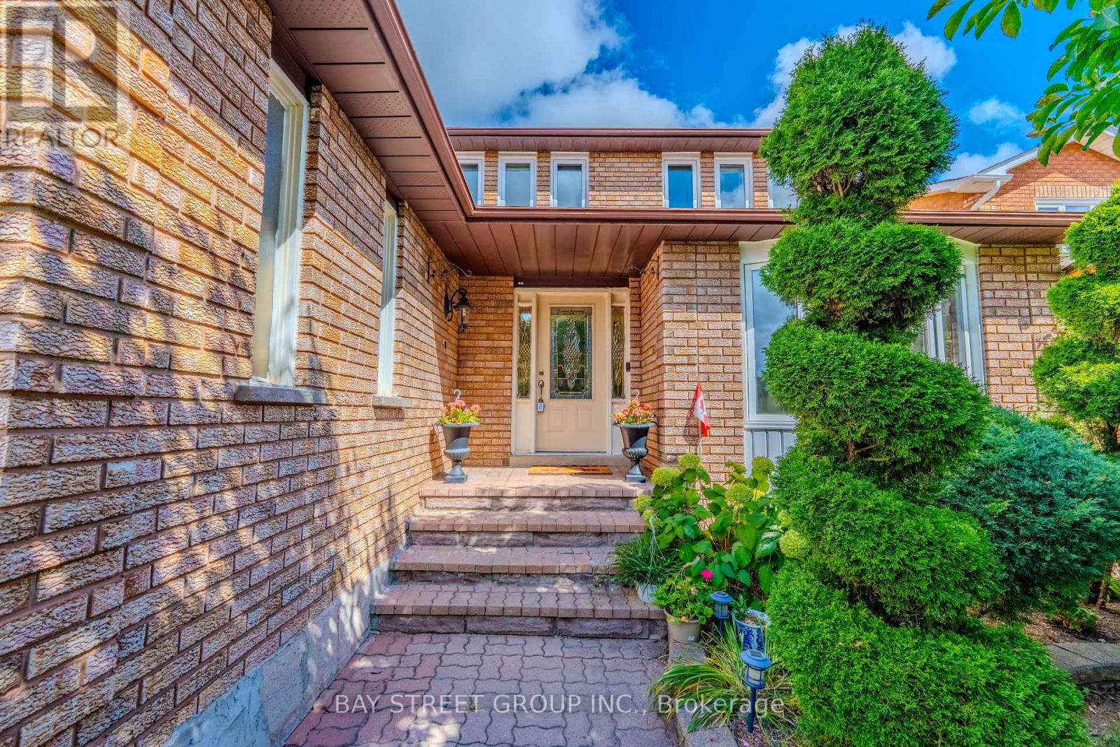 1394 Peartree Circle, Oakville, Ontario  L6M 2J1 - Photo 3 - W12417937