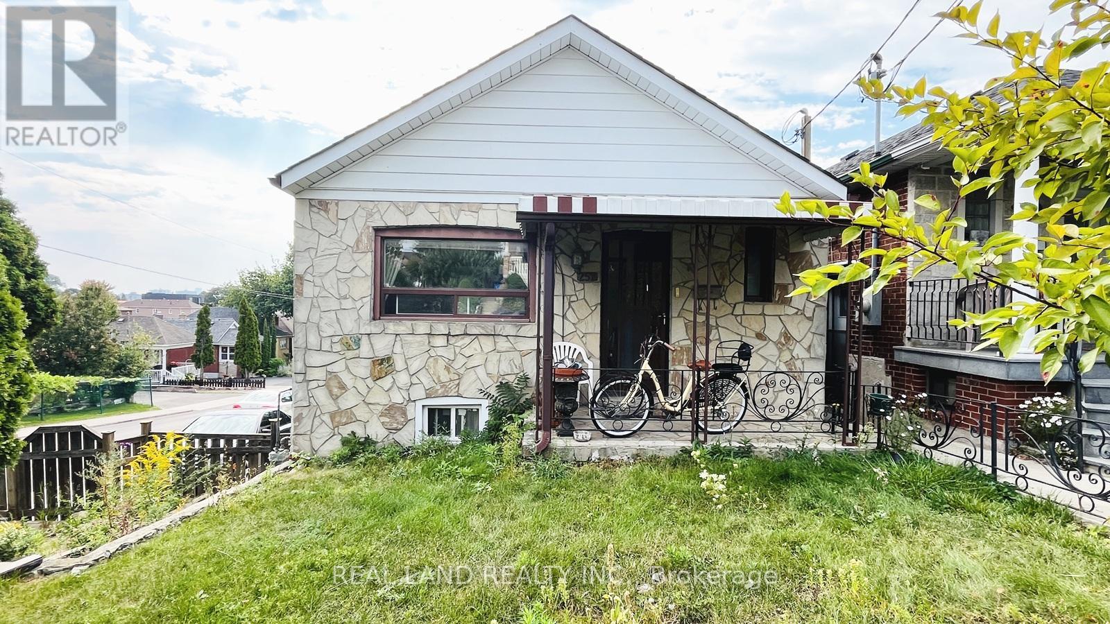 Main - 252 Scott Road, Toronto (Keelesdale-Eglinton West), Ontario  M6M 3V2 - Photo 1 - W12417944