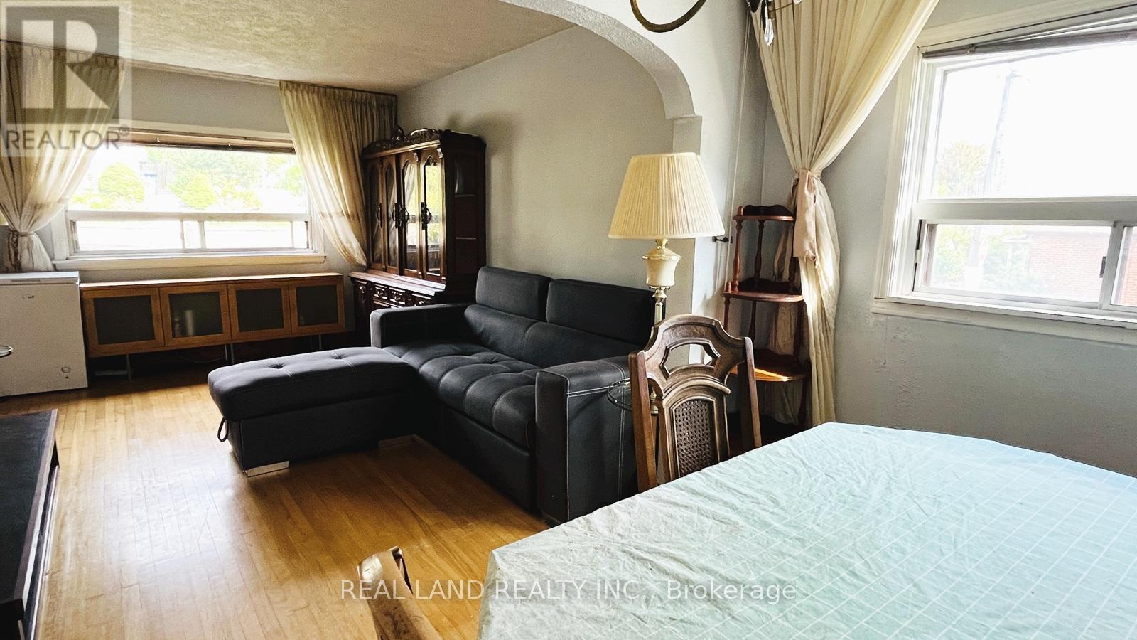 Main - 252 Scott Road, Toronto (Keelesdale-Eglinton West), Ontario  M6M 3V2 - Photo 10 - W12417944