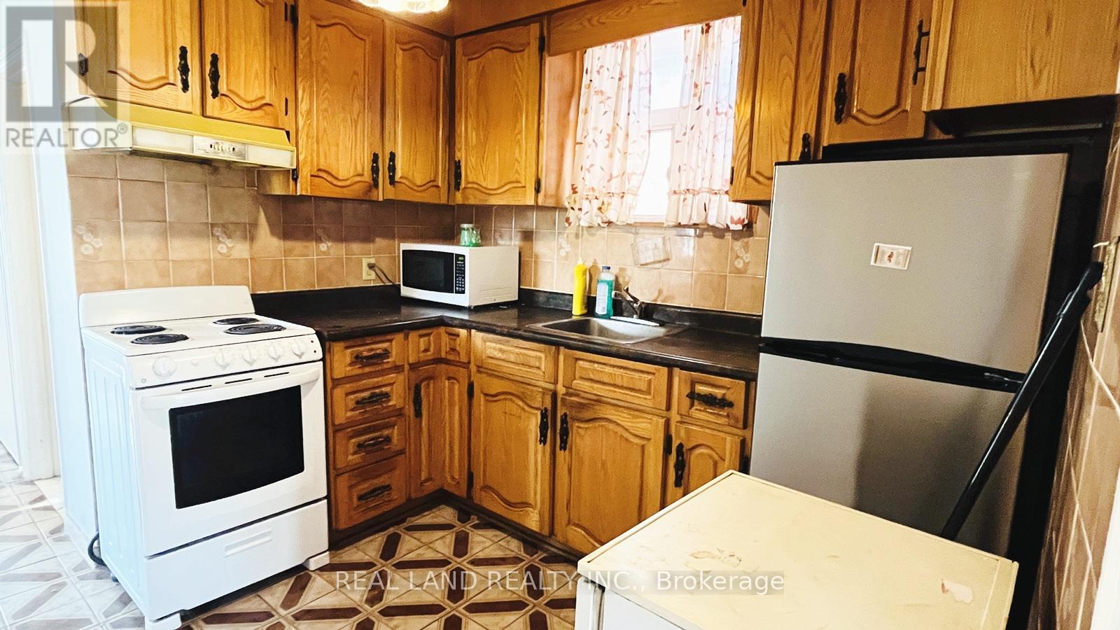 Main - 252 Scott Road, Toronto (Keelesdale-Eglinton West), Ontario  M6M 3V2 - Photo 11 - W12417944