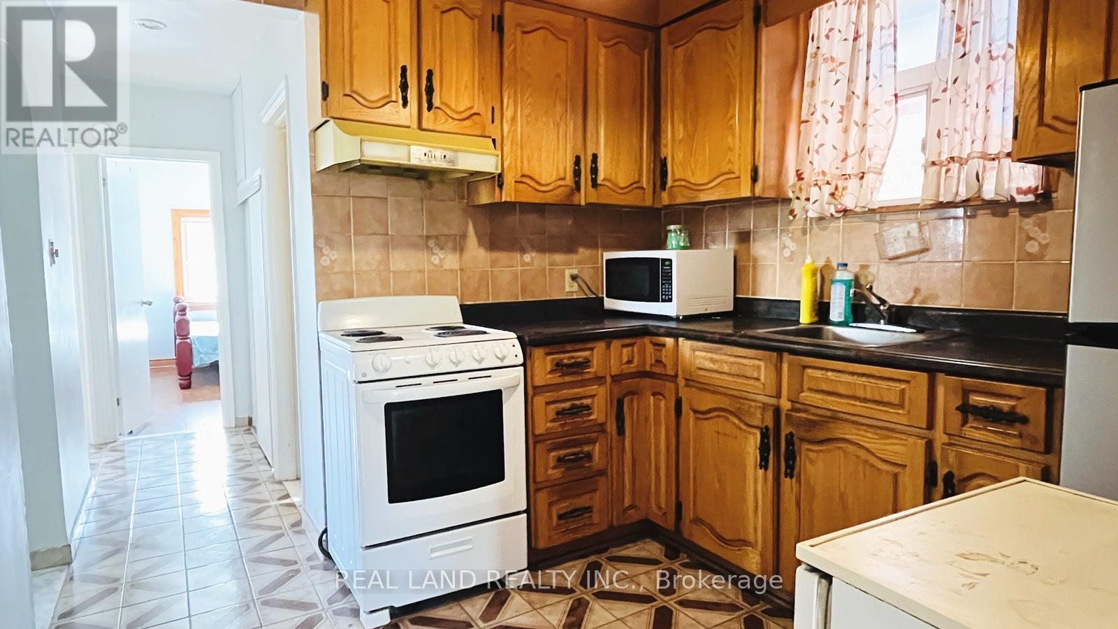 Main - 252 Scott Road, Toronto (Keelesdale-Eglinton West), Ontario  M6M 3V2 - Photo 12 - W12417944