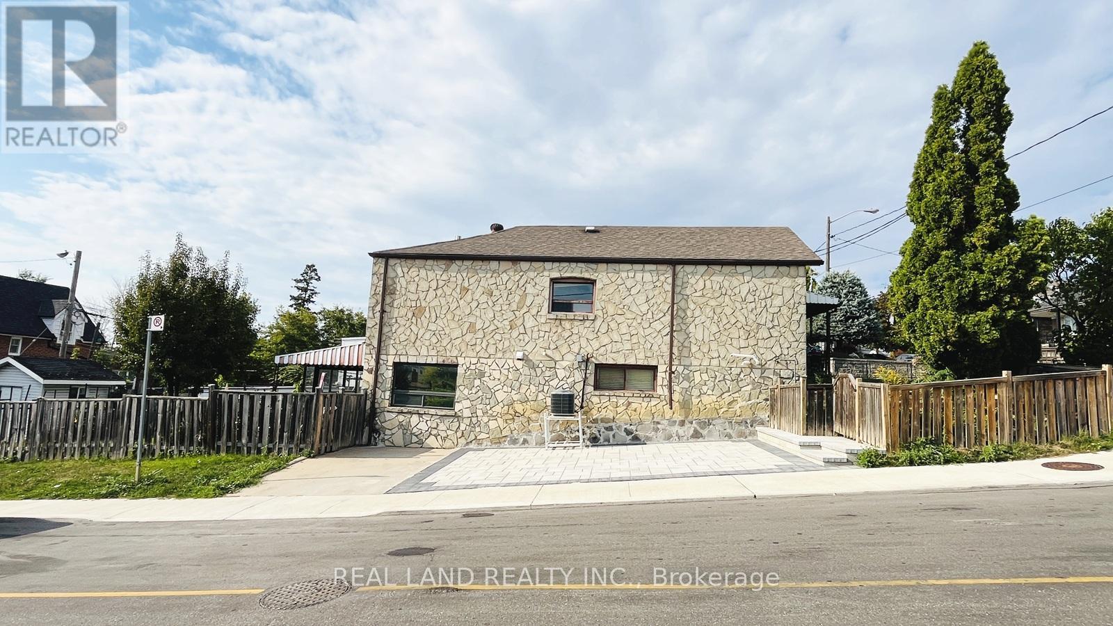 Main - 252 Scott Road, Toronto (Keelesdale-Eglinton West), Ontario  M6M 3V2 - Photo 19 - W12417944
