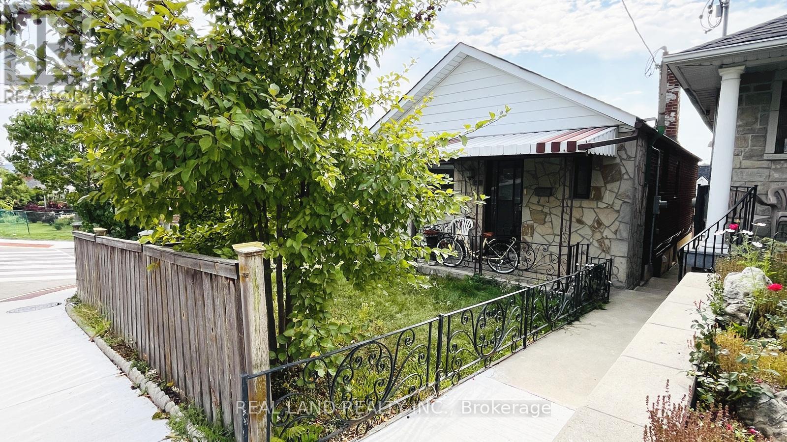 Main - 252 Scott Road, Toronto (Keelesdale-Eglinton West), Ontario  M6M 3V2 - Photo 2 - W12417944