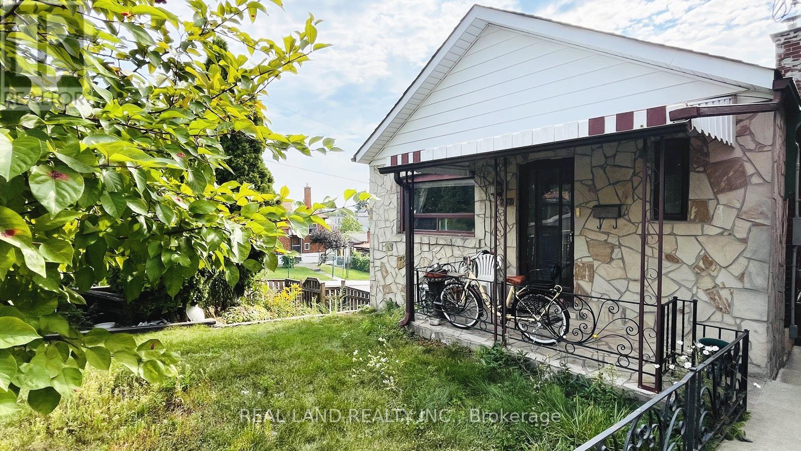 Main - 252 Scott Road, Toronto (Keelesdale-Eglinton West), Ontario  M6M 3V2 - Photo 3 - W12417944
