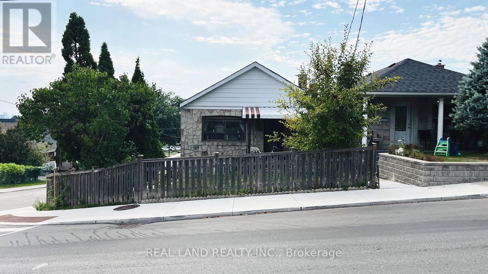 Main - 252 Scott Road, Toronto (Keelesdale-Eglinton West), Ontario  M6M 3V2 - Photo 4 - W12417944