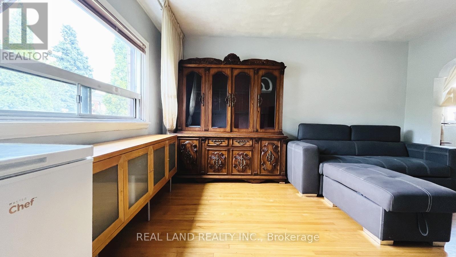 Main - 252 Scott Road, Toronto (Keelesdale-Eglinton West), Ontario  M6M 3V2 - Photo 5 - W12417944