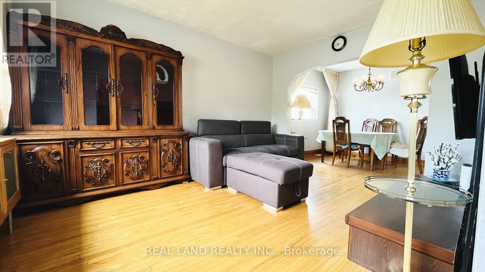 Main - 252 Scott Road, Toronto (Keelesdale-Eglinton West), Ontario  M6M 3V2 - Photo 6 - W12417944