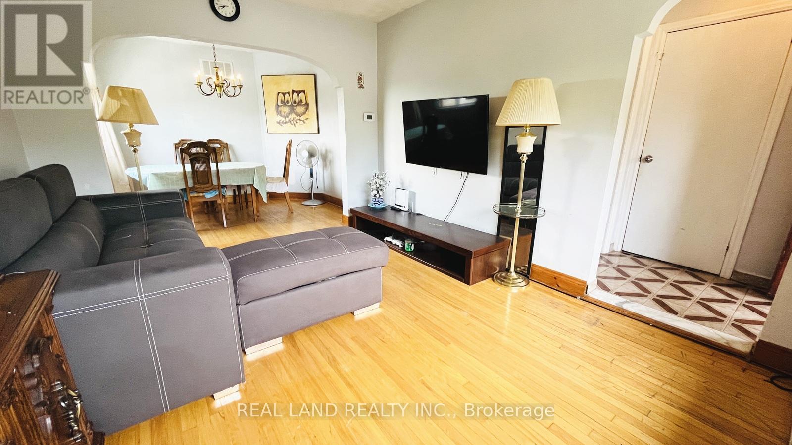 Main - 252 Scott Road, Toronto (Keelesdale-Eglinton West), Ontario  M6M 3V2 - Photo 8 - W12417944