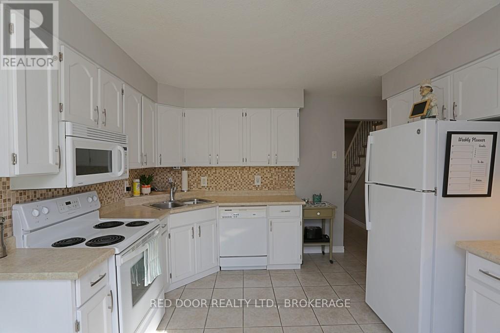 41 Luton Crescent, St. Thomas, Ontario  N5R 5J9 - Photo 12 - X12417965