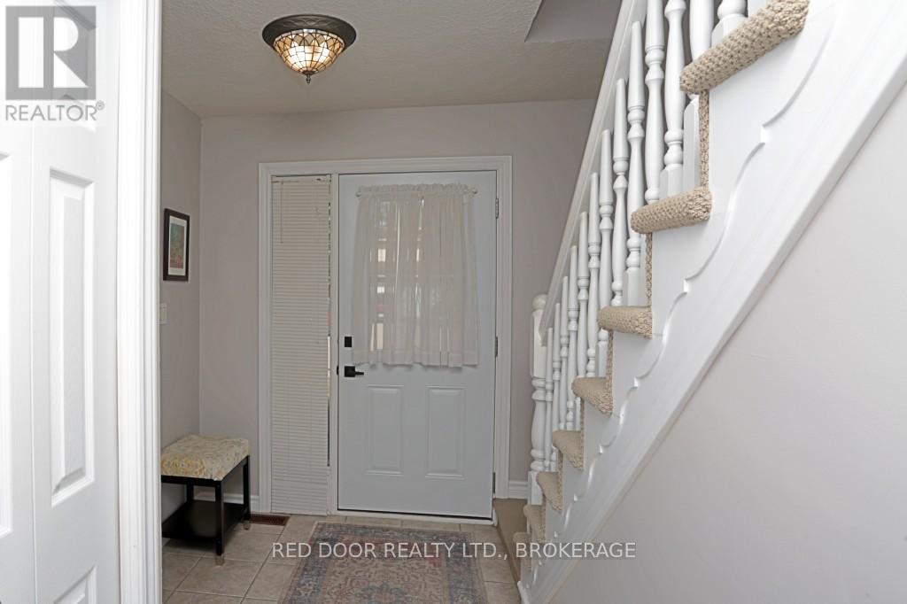 41 Luton Crescent, St. Thomas, Ontario  N5R 5J9 - Photo 4 - X12417965