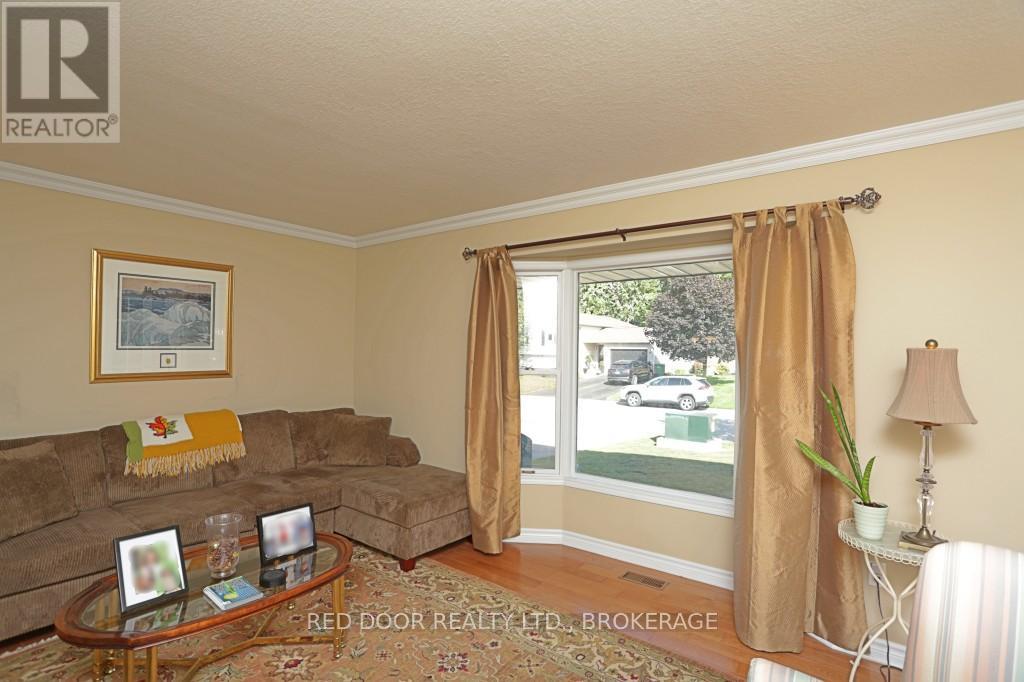 41 Luton Crescent, St. Thomas, Ontario  N5R 5J9 - Photo 6 - X12417965