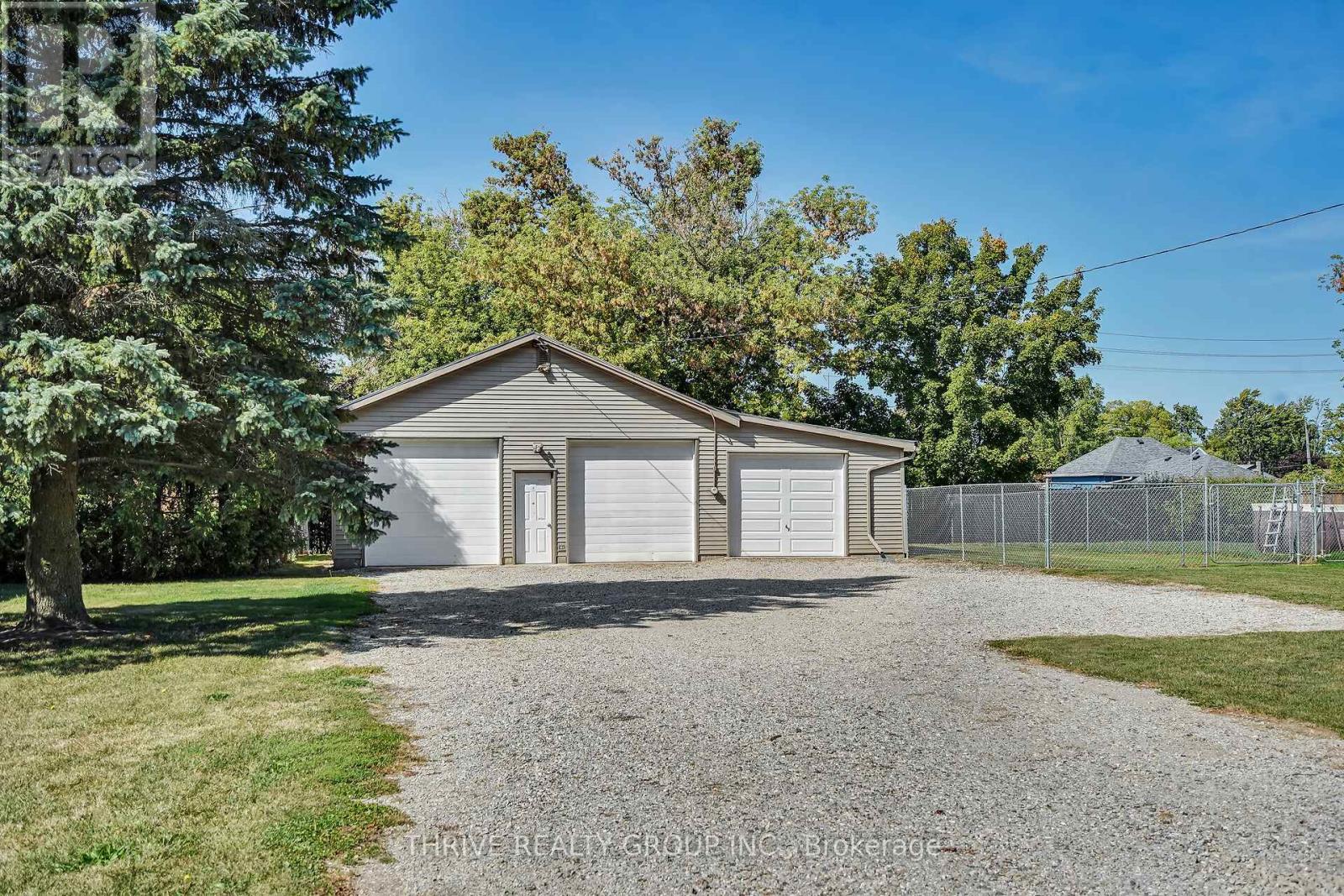 27747 Clyde Street, Adelaide Metcalfe, Ontario  N0M 2B0 - Photo 3 - X12417995