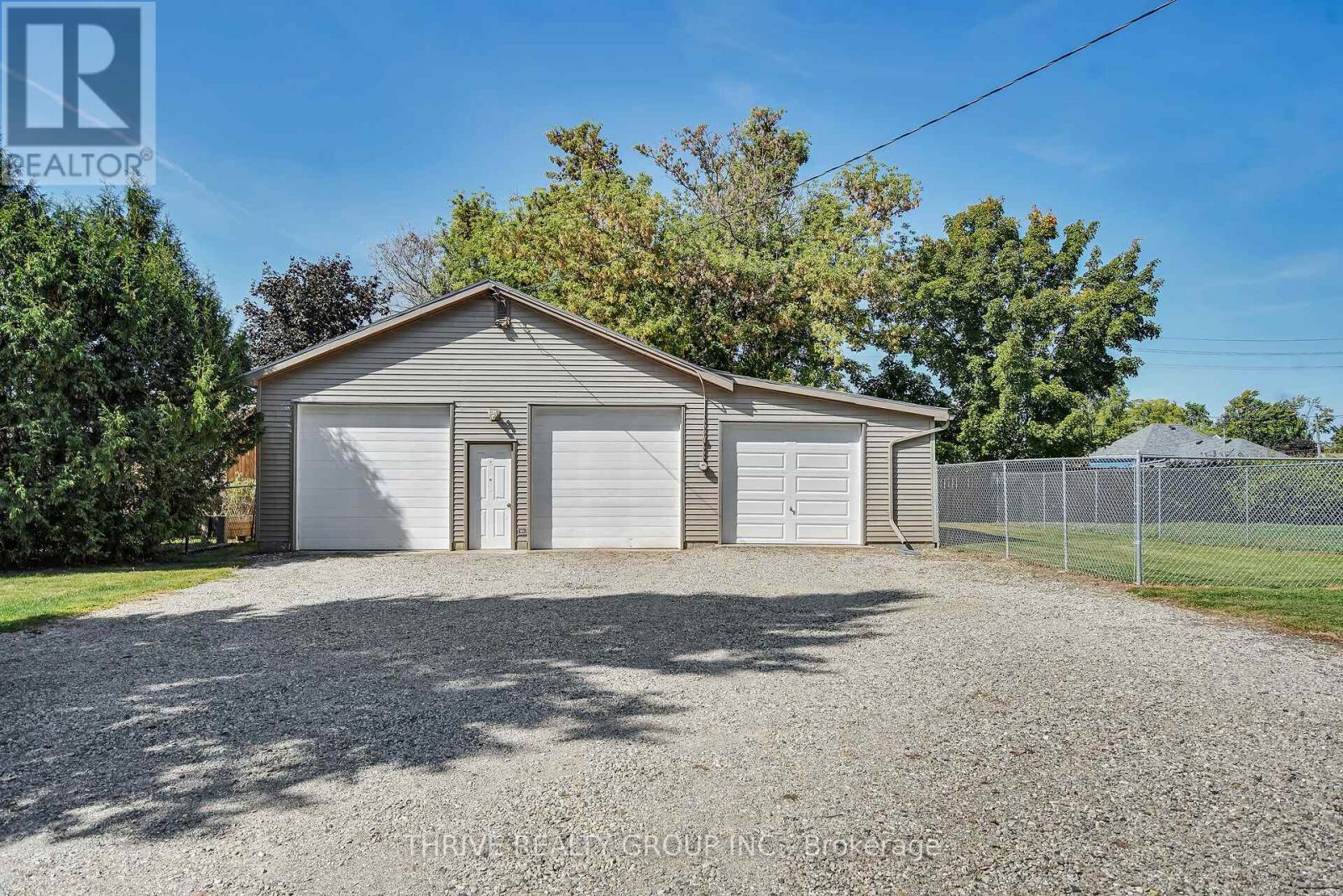 27747 Clyde Street, Adelaide Metcalfe, Ontario  N0M 2B0 - Photo 5 - X12417995