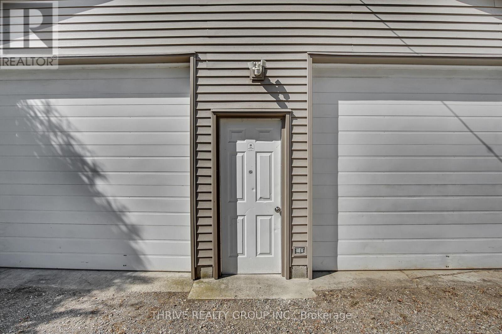 27747 Clyde Street, Adelaide Metcalfe, Ontario  N0M 2B0 - Photo 6 - X12417995