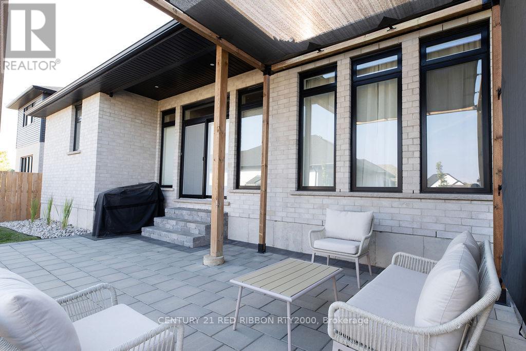 11 Briscoe Crescent, Strathroy-Caradoc, Ontario  N7G 4E1 - Photo 39 - X12418032