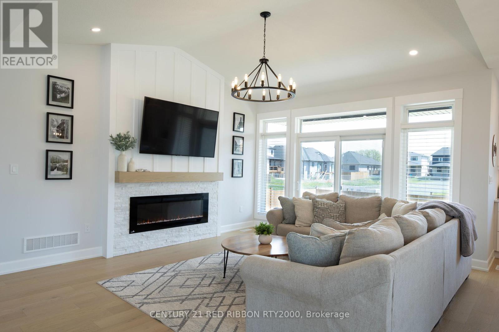 11 Briscoe Crescent, Strathroy-Caradoc, Ontario  N7G 4E1 - Photo 4 - X12418032