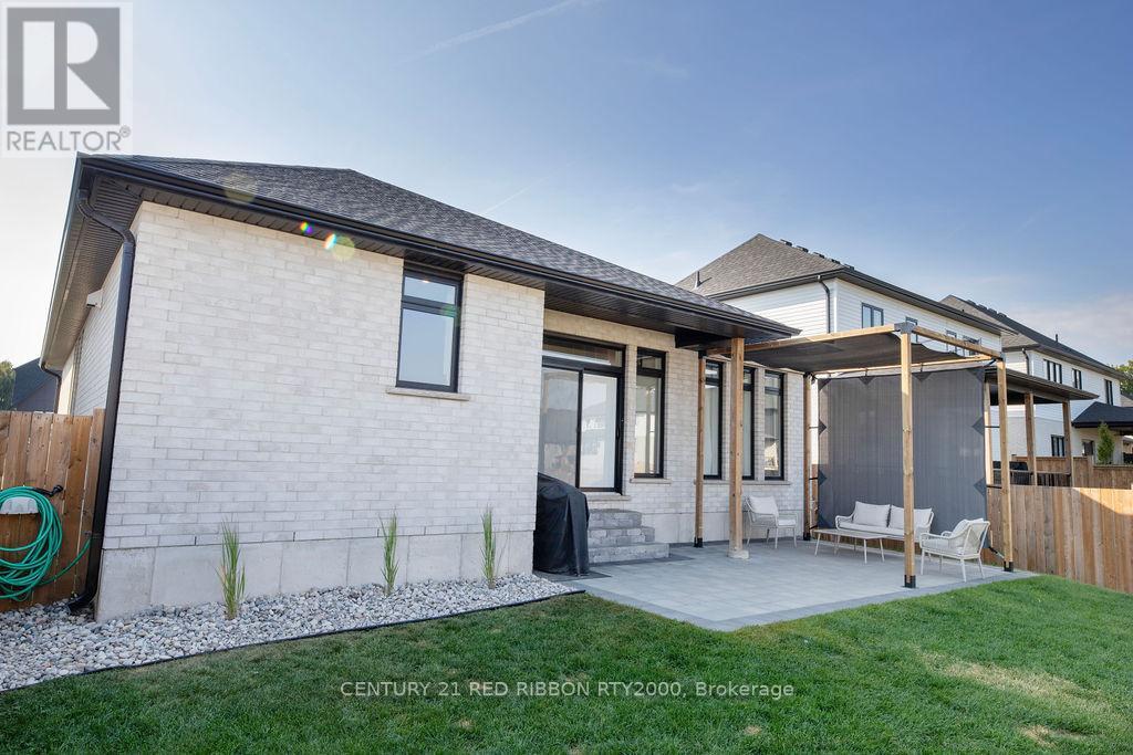 11 Briscoe Crescent, Strathroy-Caradoc, Ontario  N7G 4E1 - Photo 42 - X12418032