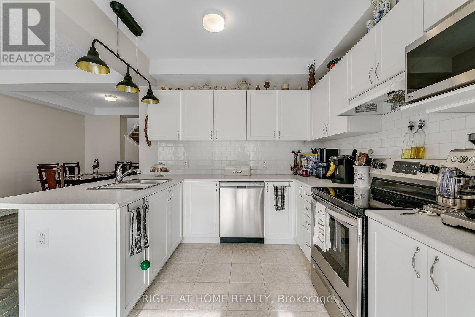 715 Derreen Avenue, Ottawa, Ontario  K2S 2Y9 - Photo 12 - X12418039
